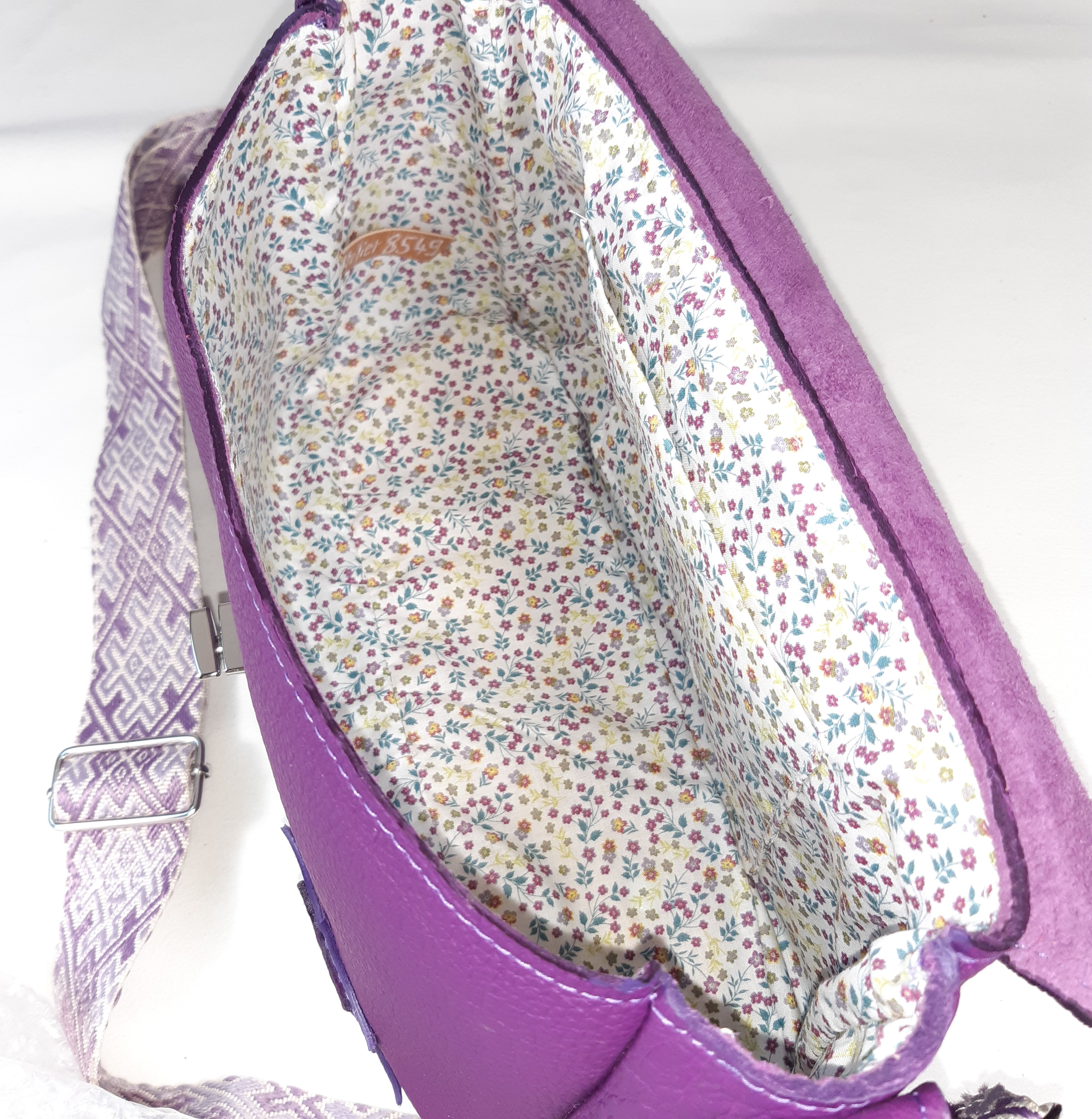 Sac baguette coloris violet, fermoir tourniquet trangle.